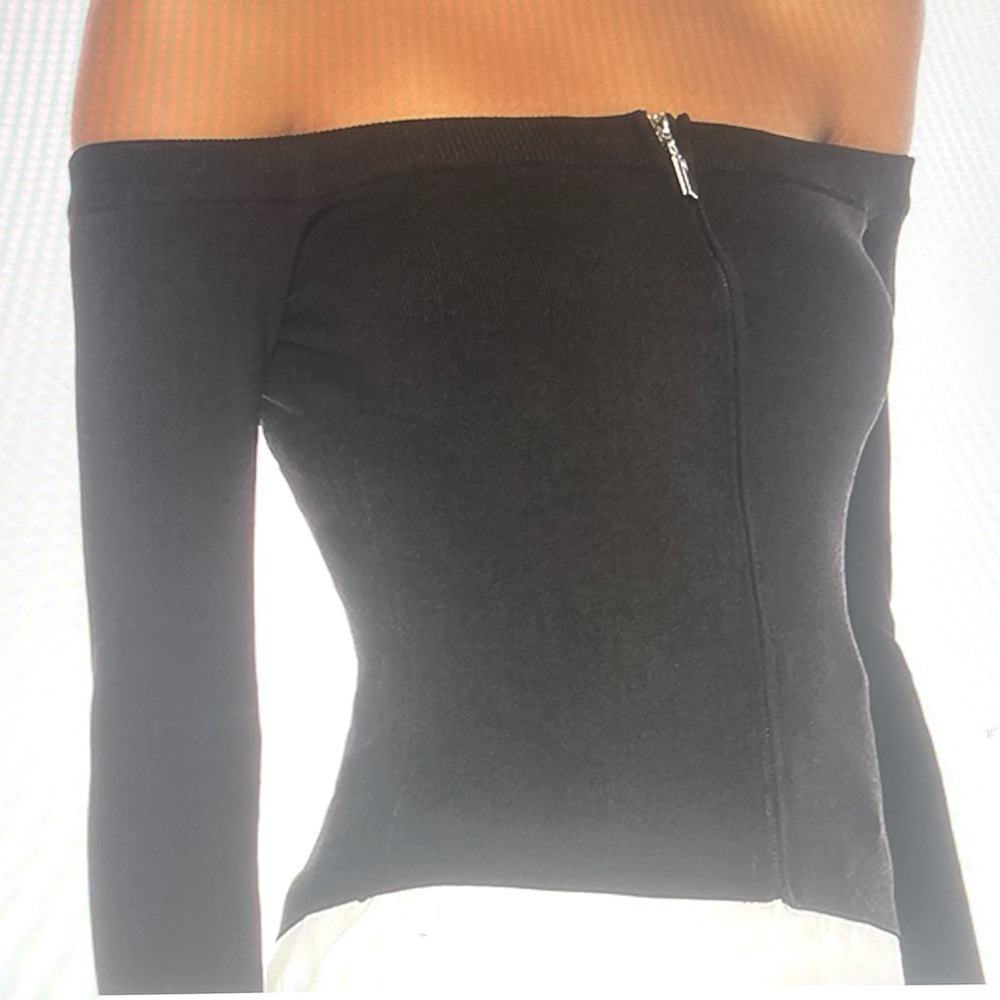 Superdown Revolve Shaye Cold Shoulder Top with Front Zipper Closure - Size XS. - Picture 4 of 5